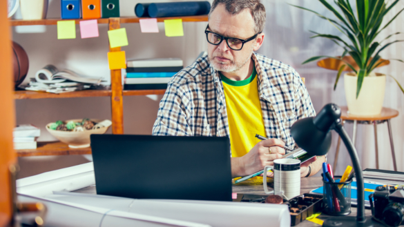 Därför kan du bli fet av för långa arbetsdagar